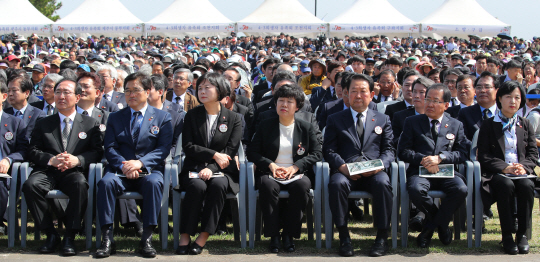 3일 오전 제주시 봉개동 4·3평화공원에서 열린 제70주년 4·3 희생자 추념식에 여야 지도부가 대거 참석해 식의 진행을 지켜보고 있다. 앞줄 오른쪽부터 추미애 더불어민주당, 홍준표 자유한국당 대표, 박주선 바른미래당 공동대표, 조배숙 민주평화당, 이정미 정의당 대표, 우원식 더불어민주당, 노회찬 정의당 원내대표.  연합뉴스