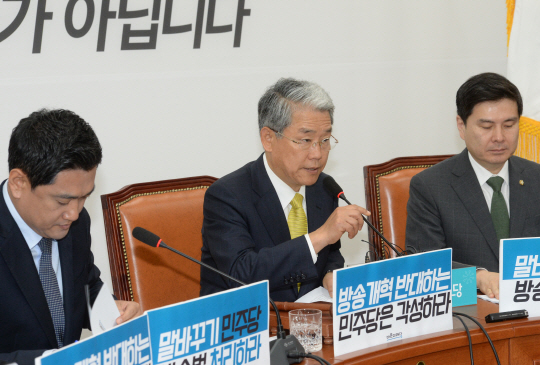 김동철(왼쪽) 바른미래당 원내대표가 3일 오전 국회 본관에서 열린 원내대책회의에서 모두발언을 하고 있다.