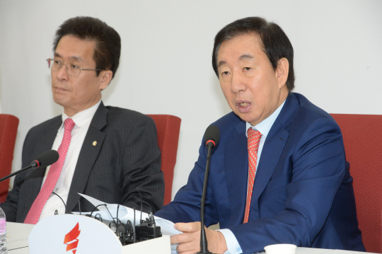 김성태(오른쪽) 자유한국당 원내대표가 3일 오전 국회 본관에서 기자간담회를 열고 한국당이 마련한 헌법 개정 로드맵을 발표하고 있다.