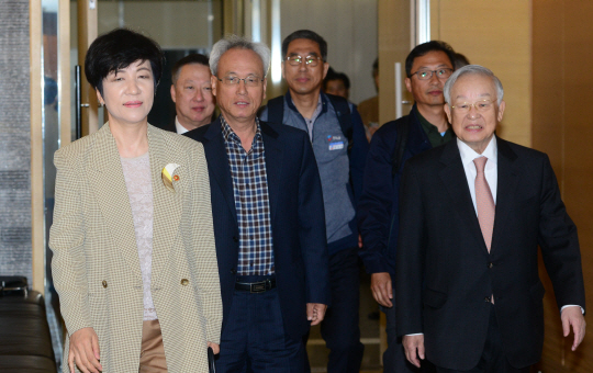 노사정 대표자들이 3일 서울 남대문로 대한상공회의소에서 열린 제2차 노사정대표자 회의장에 입장하고 있다. 왼쪽부터 김영주 고용노동부 장관, 박용만 대한상공회의소 회장, 문성현 경제사회발전노사정위원장, 김주영 한국노총 위원장, 김명환 민주노총 위원장, 손경식 한국경영자총협회장.  김선규 기자 ufokim@
