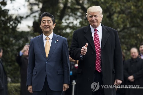 작년 2월 미일정상회담 당시 아베 총리와 트럼프 대통령[EPA=연합뉴스]