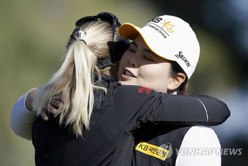 린드베리(왼쪽)를 축하해주는 박인비. [AP=연합뉴스]