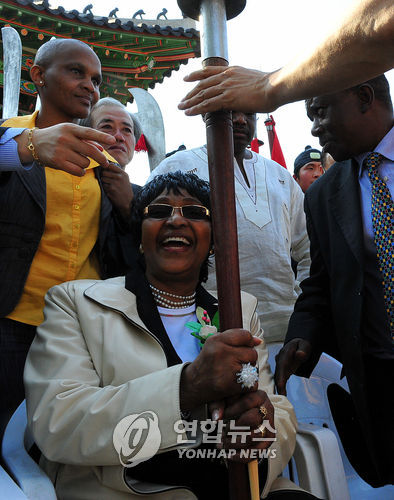2008년 위니 만델라가 한국을 방문했을 때 모습.