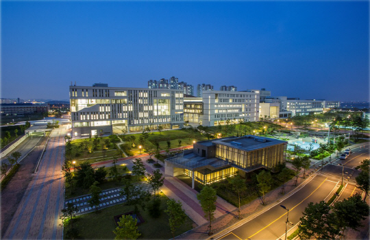 연세대 인천 송도국제캠퍼스 기숙사 전경. 연세대 1학년 신입생은 이곳 레지덴셜칼리지(RC)에서 1년간 생활해야 한다.  연세대 제공