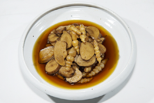 돼지감자를 편으로 썰어 담근 돼지감자 장아찌. 돼지감자 편 사이사이에 얹어진, 골뱅이처럼 생긴 것은 석잠풀의 뿌리인 ‘초석잠’으로 맛과 식감이 돼지감자와 유사하다.    김호웅 기자 diverkim@
