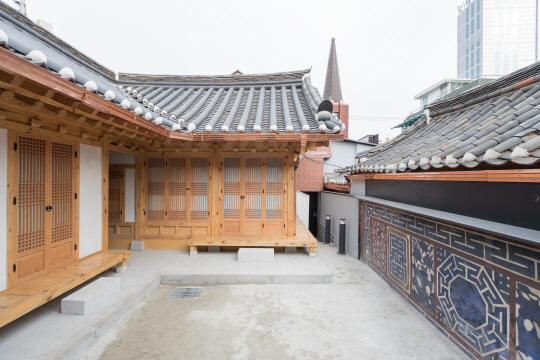 체부동 생활문화지원센터의 한옥건물인 ‘금오재’. 오른편에 꽃담이 보인다.