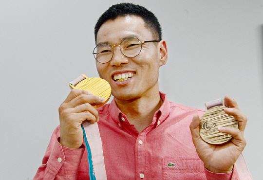 신의현이 지난달 28일 서울 중구 문화일보에서 2018 평창동계패럴림픽 금메달과 동메달을 들고 미소를 짓고 있다. 신창섭 기자 bluesky@