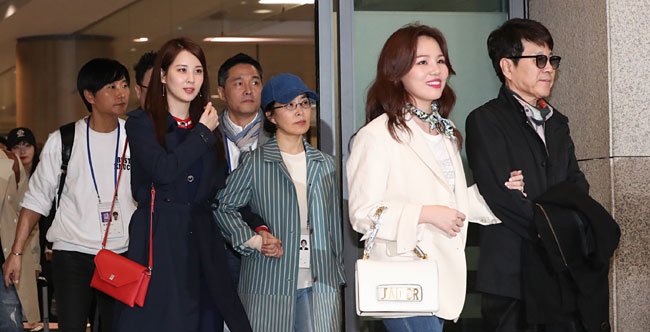 평양에서 두 차례 공연을 마친 우리 예술단이 4일 오전 인천국제공항을 통해 귀환하고 있다. 앞줄 오른쪽부터 조용필, 알리, 이선희, 서현. 연합뉴스