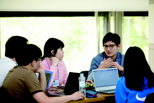 건국대 학생회관에 위치한 취창업전략처에서 창업 동아리 학생들이 열띤 토론을 하고 있다.  건국대 제공