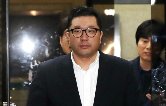 이명박 전 대통령의 아들 시형 씨가 4일 새벽 서울중앙지검에서 비공개 소환 조사를 받고 청사를 나서고 있다.