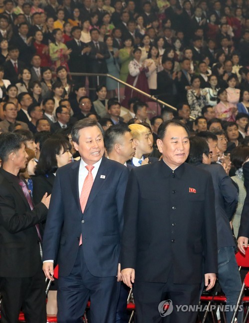 (평양=연합뉴스) 3일 오후 평양 류경정주영체육관에서 열린 남북합동공연 ‘우리는 하나’에서 도종환 문체부 장관(왼쪽)과 김영철 노동당 부위원장이 행사장으로 들어서고 있다.