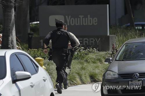 총격사건 신고를 받고 유튜브 본사 건물로 뛰어가는 미국 경찰 [AP=연합뉴스]