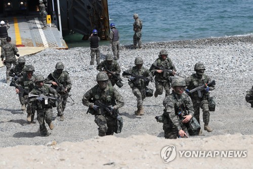 (포항=연합뉴스) 3일 오후 경북 포항 독서리 해안에서 열린 2018 한미 연합상륙훈련에서 해병대가 이동하고 있다.