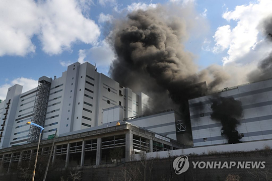 (파주=연합뉴스) 4일 오후 경기도 파주시 월롱면 LG디스플레이 공장에서 불이 나 검은 연기가 피어오르고 있다.