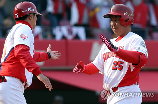 (광주=연합뉴스) 25일 광주-KIA 챔피언스필드에서 열린 프로야구 kt 위즈와 KIA 타이거즈 경기. 8회말 2사 주자 1루 상황에서 홈런을 터뜨린 KIA 이범호(오른쪽)가 팀 동료 축하를 받고 있다.