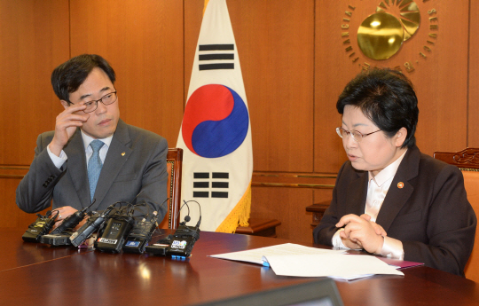 정현백(오른쪽) 여성가족부 장관이 5일 오전 서울 여의도 금융감독원에서 김기식 금감원장과 만나 은행권 남녀 성차별 채용에 대한 후속 조치를 논의하고 있다.  김동훈 기자 dhk@