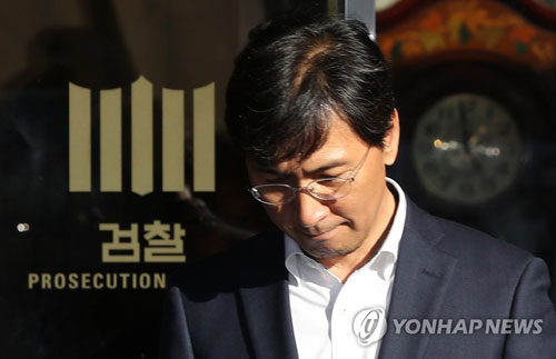(서울=연합뉴스) 성폭력 의혹을 받는 안희정 전 충남지사가 4일 오후 서울 마포구 서울서부지법에서 열린 두 번째 구속 전 피의자심문(영장실질심사)에 출석한 뒤 대기장소인 남부구치소로 가는 차량으로 향하고 있다.