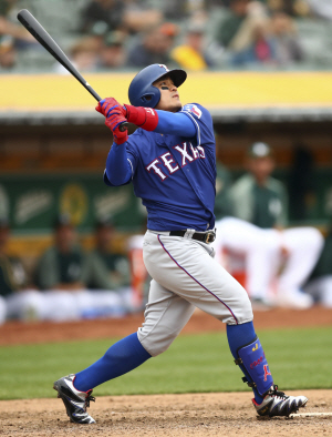텍사스 레인저스의 추신수가 6일 오전(한국시간) 미국 캘리포니아주 오클랜드의 오클랜드 콜리시엄에서 열린 오클랜드 애슬레틱스와의 메이저리그 원정경기에서 9회 초 2점 홈런을 날리고 있다.