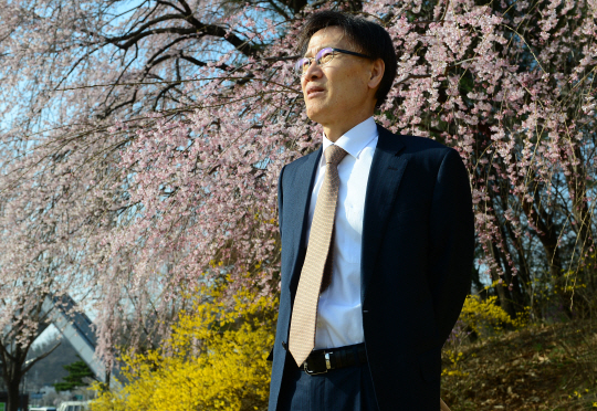 윤영관 서울대 명예교수가 평생 국제정치를 전공한 학자로서 또 노무현 정부 초대 외교통상부 장관을 지낸 사람으로서 갖는 궁극적인 관심은 남북통일과 한반도 평화다. 지난 2일 윤 교수가 문화일보와 파워 인터뷰를 하기에 앞서 개나리와 벚꽃이 피어오른 서울대 교정에서 포즈를 취하고 있다.  신창섭 기자 bluesky@