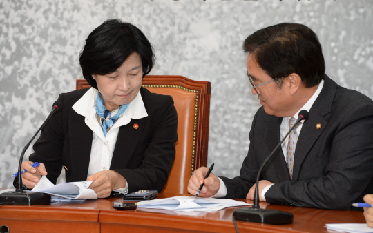 추미애(왼쪽) 더불어민주당 대표가 6일 오전 국회에서 열린 최고위원회의에서 우원식 원내대표와 필담을 나누고 있다.