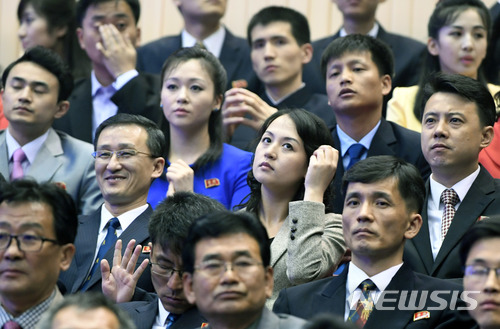 【평양=뉴시스】평양공연 사진공동취재단= 3일 오후 평양 류경정주영체육관에서 열린 ‘북남 예술인들의 련환공연무대 우리는 하나’에서 북측 관람객들이 공연을 관람하고 있다. 2018.04.03.