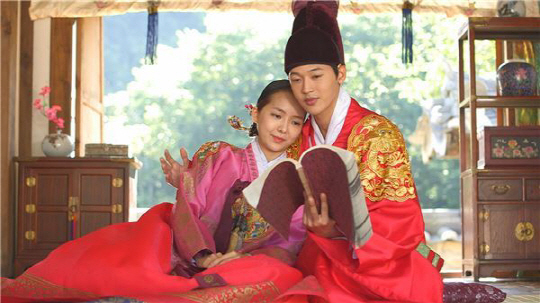 MBC에브리원 ‘조선왕조실톡 -조선의 사랑꾼, 헌종’편에서 경빈 김씨 역할을 한 스텔라 효은(왼쪽)과 헌종 역의 권도균.  자료사진