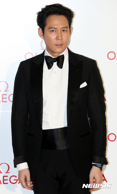 【서울=뉴시스】배우 이정재가 1일 오후 서울 중구 웨스틴 조선호텔에서 열린 ‘오메가 평창 동계올림픽 D-100 갈라 디너’ 행사에 참석하고 있다. 2017.11.01.