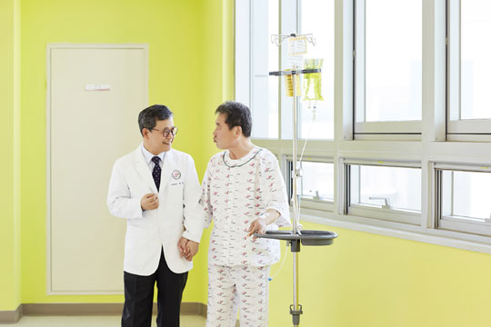 한림대동탄성심병원 건강노화클리닉에서 윤종률(왼쪽) 교수가 노인환자에게 건강관리방법에 대해 조언하고 있다. 고령화 시대 노인환자들은 건강관리를 위해 전환기 의료서비스, 약물조절 등이 필요하며 건강노화수첩을 활용하는 게 도움이 된다.  한림대동탄성심병원 제공