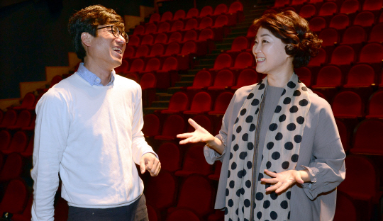 정동극장 상설공연으로 ‘궁:장녹수전’을 무대에 올리는 정혜진(오른쪽) 안무가와 오경택 연출가. 개막 다음날 인 지난 6일 만난 이들은 “장녹수전을 정동극장 대표 레퍼토리로 만들고 싶다”는 포부를 내비쳤다.