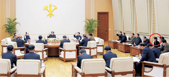 김정은 북한 노동당 위원장이 9일 조선노동당 중앙위원회 정치국 회의를 주재했다고 조선중앙통신이 10일 보도했다. 빨간 원은 김 위원장의 여동생인 김여정 노동당 중앙위 제1부부장.