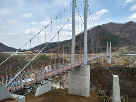 경기 포천시 영북면 대회산리 한탄강 협곡에 있는 현수교 하늘다리(길이 200m, 폭 2m)가 다음 달 개통을 앞두고 한창 마무리 공사 중이다.