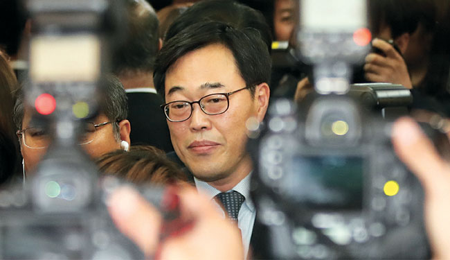외유성 해외출장 의혹을 받고 있는 김기식(가운데) 금융감독원장이 10일 서울 영등포구 여의동 금융투자협회에서 열린 ‘내부 통제 강화를 위한 증권사 대표이사 간담회’를 마친 뒤 승강기 안에서 취재진에 둘러싸여 질문을 받고 있다.  연합뉴스