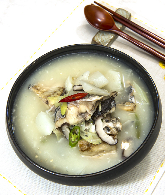 <정재덕 셰프의 사계절 건강 밥상>쫄깃한 생선살·담백한 국물… ‘바다 한 대접’ 우럭간국
