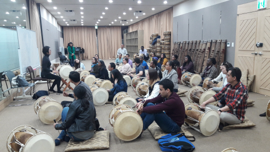 지난 3월 9일부터 서울 등에서 ‘한국 언어·문화연수’에 참가하고 있는 33개국 외교관 34명이 문화강좌의 일환으로 사물놀이를 체험하고 있다.  한국국제교류재단 제공
