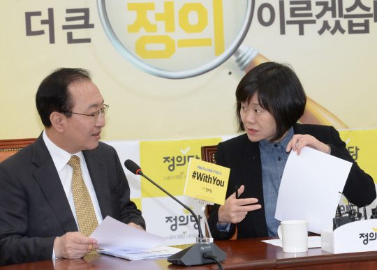 이정미(오른쪽) 정의당 대표가 12일 오전 국회에서 열린 상무위원회에서 노회찬 원내대표에게 회의자료를 들어 보이며 이야기를 하고 있다.