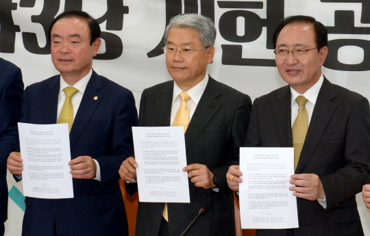 바른미래당과 민주평화당, 정의당 등 야 3당 원내대표가 12일 오전 국회에서 헌법 개정 및 선거구제 개편 성사를 위한 공동 입장을 발표한 뒤 입장문을 들어 보이고 있다. 왼쪽부터 장병완(평화당)·김동철(바른미래당)·노회찬(정의당) 원내대표.