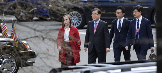 11일 미국 워싱턴을 방문한 정의용(왼쪽 두 번째) 청와대 국가안보실장이 백악관 국가안보회의(NSC) 측과의 회의를 위해 백악관 직원의 안내를 받으며 수행진과 함께 웨스트윙으로 걸어가고 있다.  AP연합뉴스