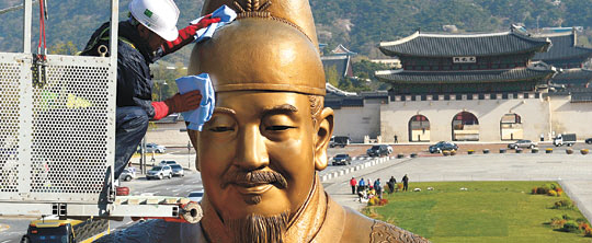 12일 오전 서울 종로구 세종대로 광화문광장에 설치된 세종대왕 동상에서 봄맞이 대청소 작업이 진행되고 있다.  신창섭 기자 bluesky@