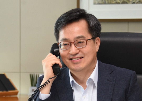 김동연 부총리 겸 기획재정부 장관이 12일 정부세종청사 집무실에서 스티븐 므누신 미 재무장관과 양자 현안 관련 통화를 하고 있다.