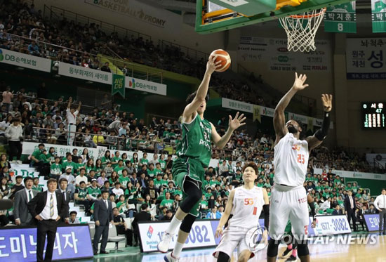 (원주=연합뉴스) 10일 오후 강원 원주종합체육관에서 열린 프로농구 챔피언 결정 2차전 원주 DB 프로미와 서울 SK 나이츠의 경기. DB 서민수가 골밑슛을 시도하고 있다. 2018.4.10