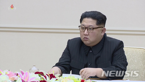 【서울=뉴시스】 북한 조선중앙TV는 김정은 국무위원장이 9일 조선노동당 중앙위원회 정치국회의를 열었다고 10일 보도했다. 2018.04.10. (출처=조선중앙TV 캡처)