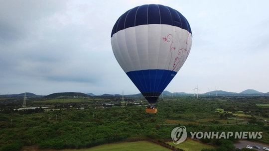 (제주=연합뉴스) 열기구를 이용해 하늘을 날아올라 한라산과 오름 등 아름다운 제주의 풍광을 즐기는 항공레저 관광업체인 ‘오름열기구투어’가 3일 제주에서 처음으로 열기구 운항을 시작했다. 사진은 제주 상공을 날고 있는 열기구의 모습. 2017.5.3 [자료사진]