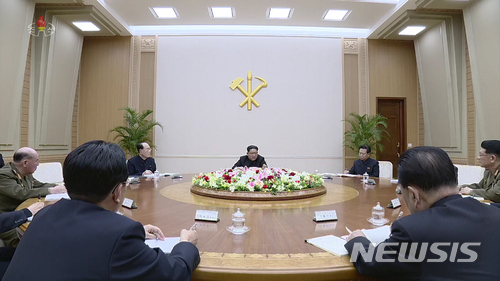 【서울=뉴시스】 북한 조선중앙TV는 김정은 국무위원장이 9일 조선노동당 중앙위원회 정치국회의를 열었다고 10일 보도했다. 2018.04.10. (출처=조선중앙TV 캡쳐)