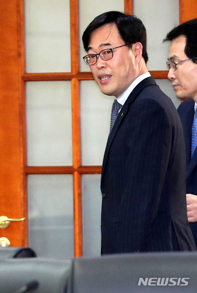 【서울=뉴시스】 김기식 금융감독원장이 지난 10일 오전 서울 영등포구 여의도 금융투자협회에서 열린 ‘삼성증권 사태와 관련 내부통제 강화를 위한 증권회사 대표 간담회’에 참석하고 있다. 2018.04.10.