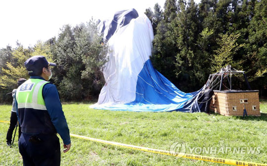 (서귀포=연합뉴스) 12일 오전 제주 서귀포시 남원읍 신흥리 물영아리 오름 북쪽에서 13명이 탔던 열기구가 나무와 부딪혀 지상에 떨어져 있다. 2018.4.12