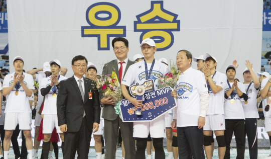 대한항공 점보스의 구단주인 조원태(앞줄 왼쪽 두 번째) 대한항공 사장과 주장 한선수(〃 세 번째)가 지난 3월 30일 인천 계양체육관에서 열린 ‘도드람 2017∼2018 V-리그’ 챔피언결정전에서 우승한 뒤 함께 기념촬영을 하고 있다.  대한항공 제공