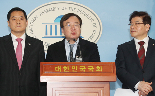 강효상(가운데) 의원 등 자유한국당 의원들이 지난 11일 국회 정론관에서 공영방송 관련법 개정을 촉구하는 기자회견을 하고 있다.  연합뉴스