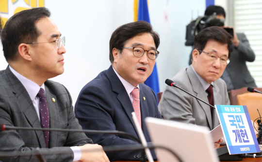 우원식(가운데) 더불어민주당 원내대표가 지난 10일 국회에서 공영방송 개혁 관련 기자간담회를 열어 입장을 밝히고 있다.  연합뉴스