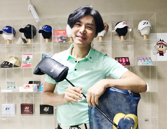 가수 이장우가 지난달 22일 서울 강남구 삼성동 국산 골프공 메이커 제트 원 사옥에 마련된 스크린골프 타석에서 드라이버를 꺼내고 있다.