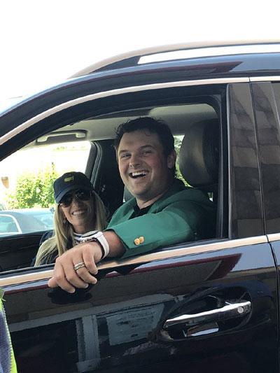 그린재킷을 입은 패트릭 리드가 13일(한국시간) 미국 텍사스주 우들랜드의 패스트푸드 음식점 칙필 에이의 한 점포에 아내와 함께 차에서 주문하고 있다. 칙필 에이 트위터 캡처